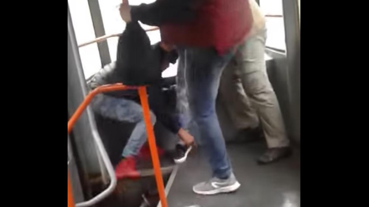 doi maneli ti batu i in tramvaiul 41 pentru ca ascultau muzica tare video