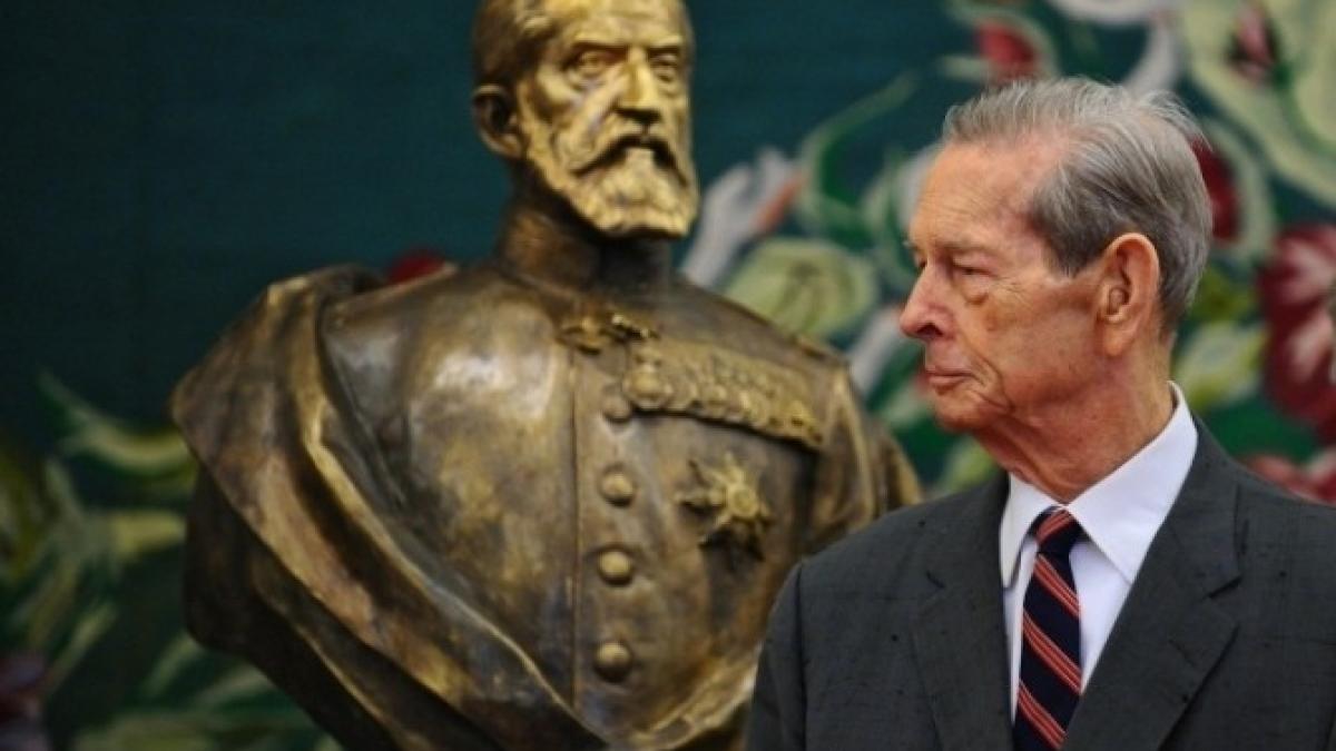 10 mai sarbatoarea na ionala a romanilor pana in 1947 asculta imnul regal