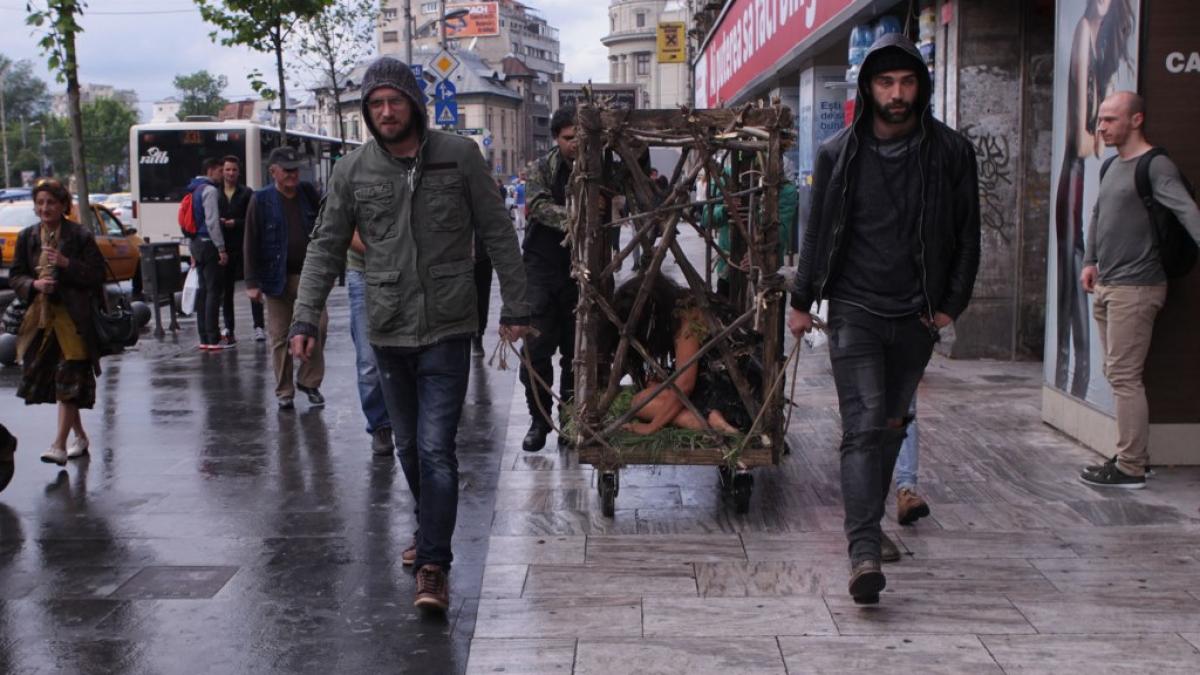 aylin cadir inchisa intr o cu ca i plimbata prin centrul bucure tiului