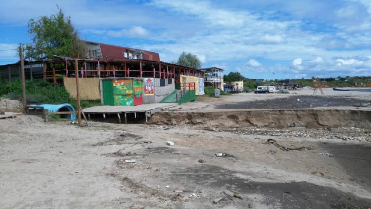 o_parte_din_plaja_de_la_vama_veche_a_disparut_381332_42162400