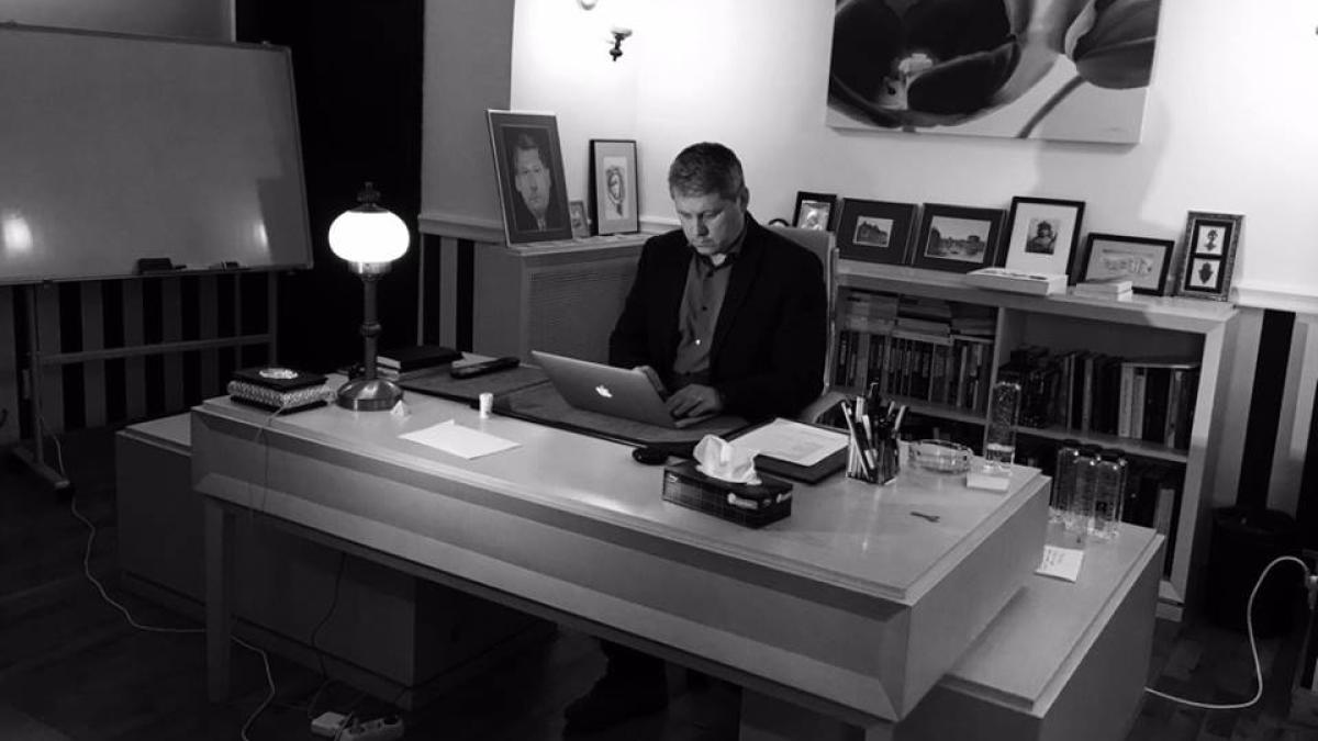 predoiu am fost intr un minister intrand cu mainile in buzunare ape i pe un buton albastru vine omul albastru