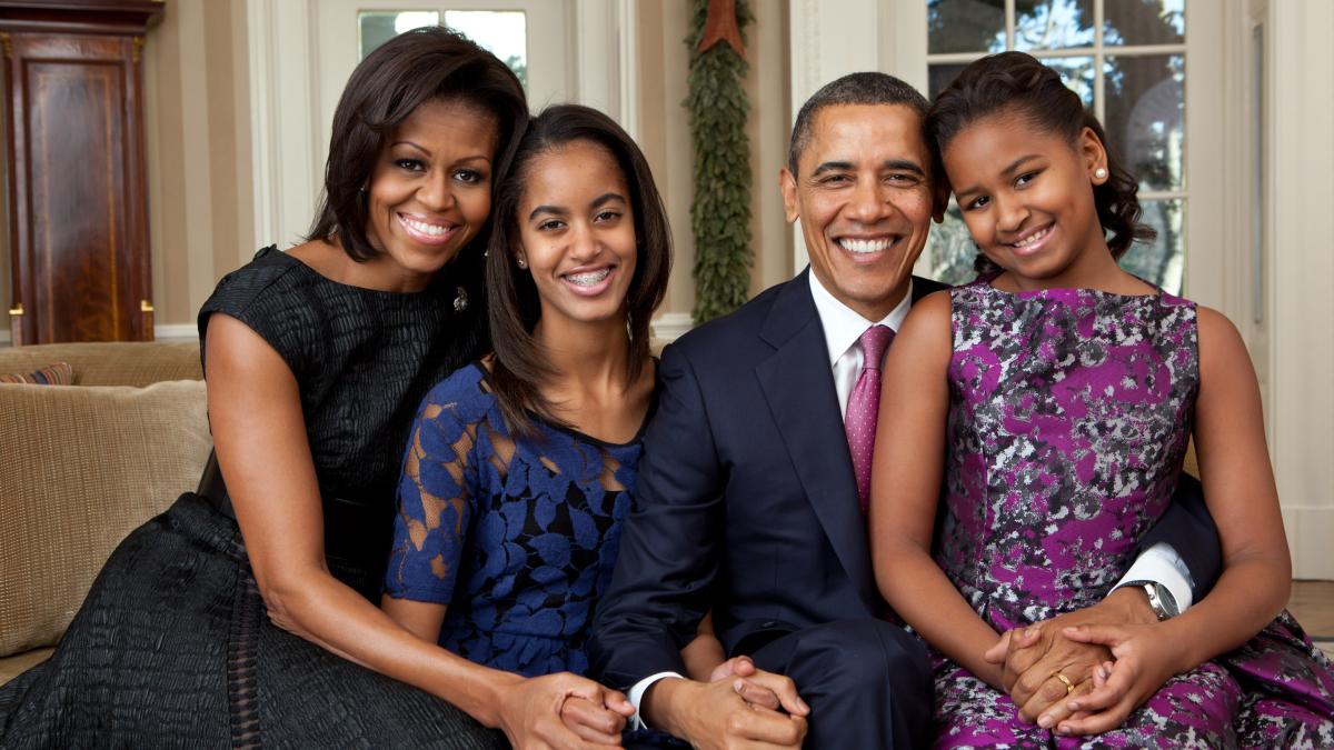 barack_obama_family_portrait_2011_52458600