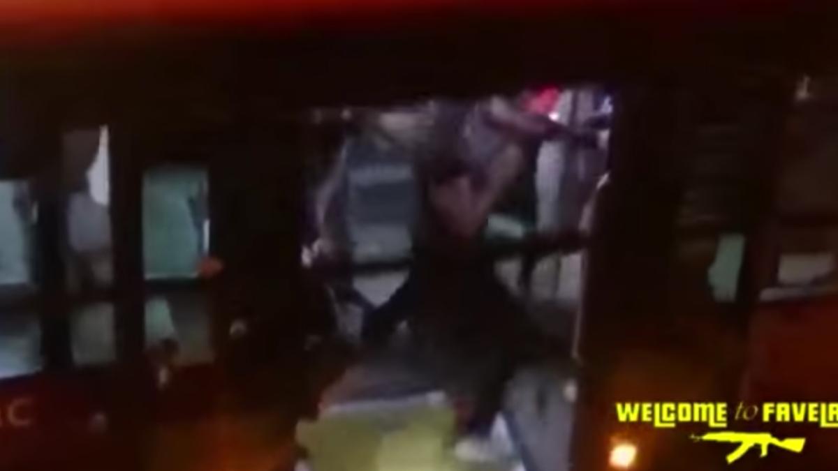 bataie intre romani i africani intr un autobuz din roma