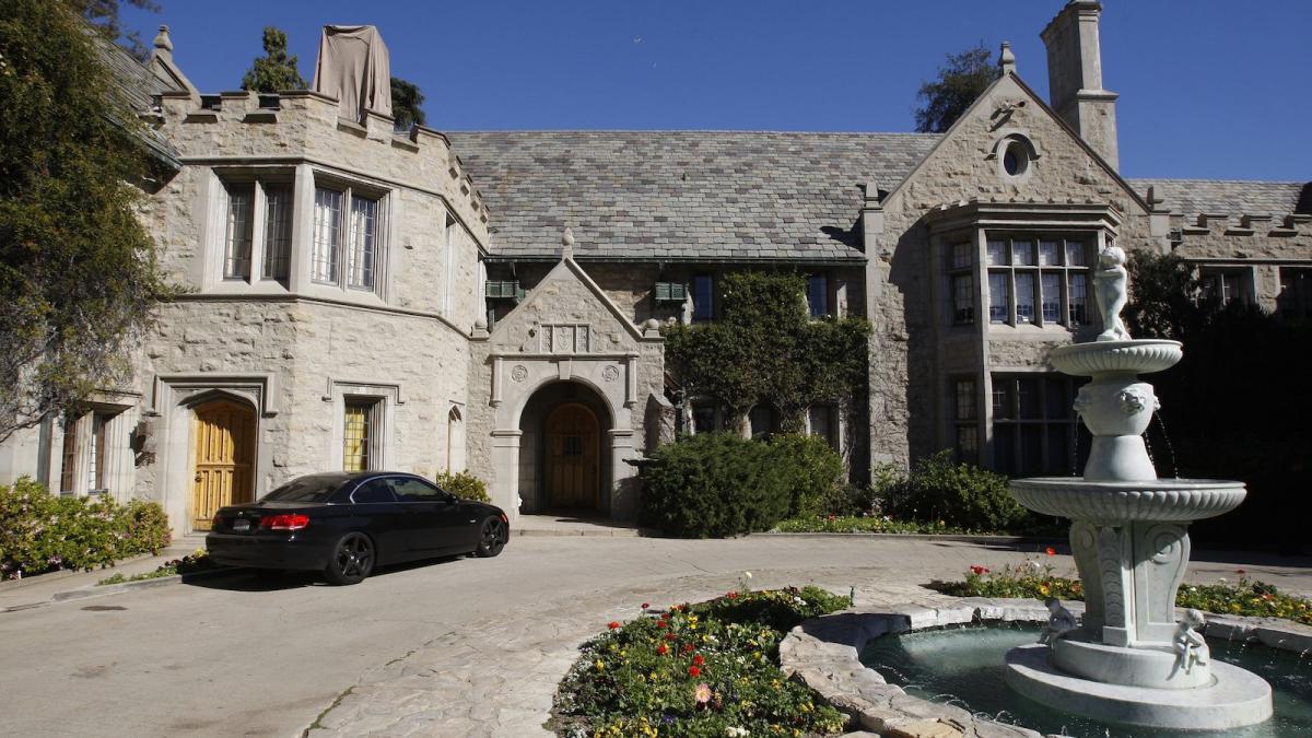 vila lui hugh hefner playboy mansion vanduta fiului unui miliardar video