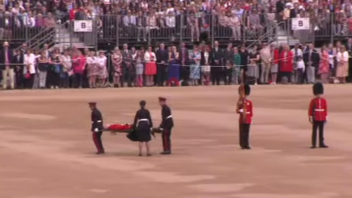 soldat luat cu targa de la parada de ziua reginei elisabeta a ii a video