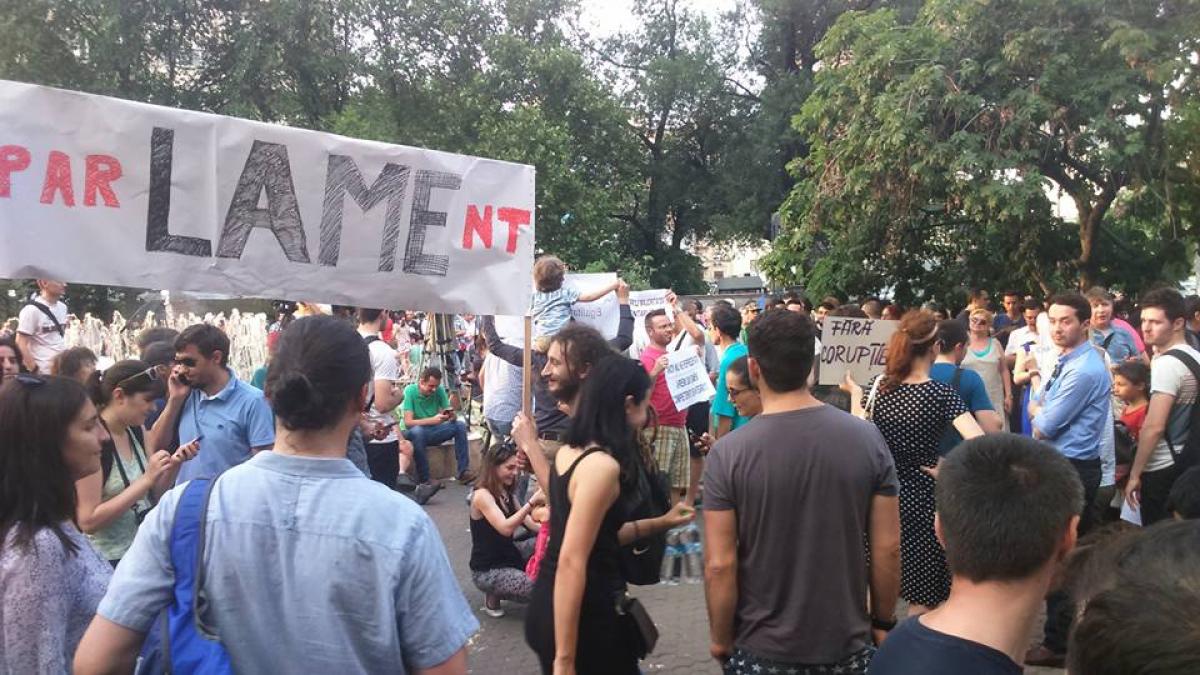 incidente la protestele din pia a universita ii jandarmii au luat pe sus manifestan ii