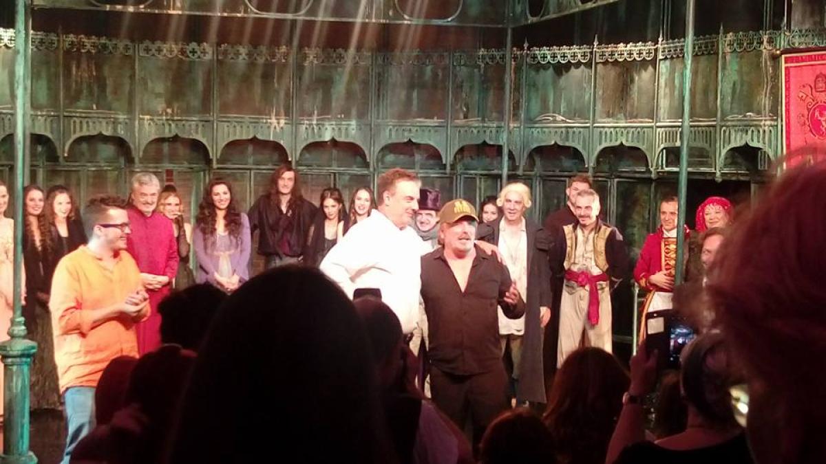 chris noth uimit cand a ajuns in romania dupa problemele cu tarom video