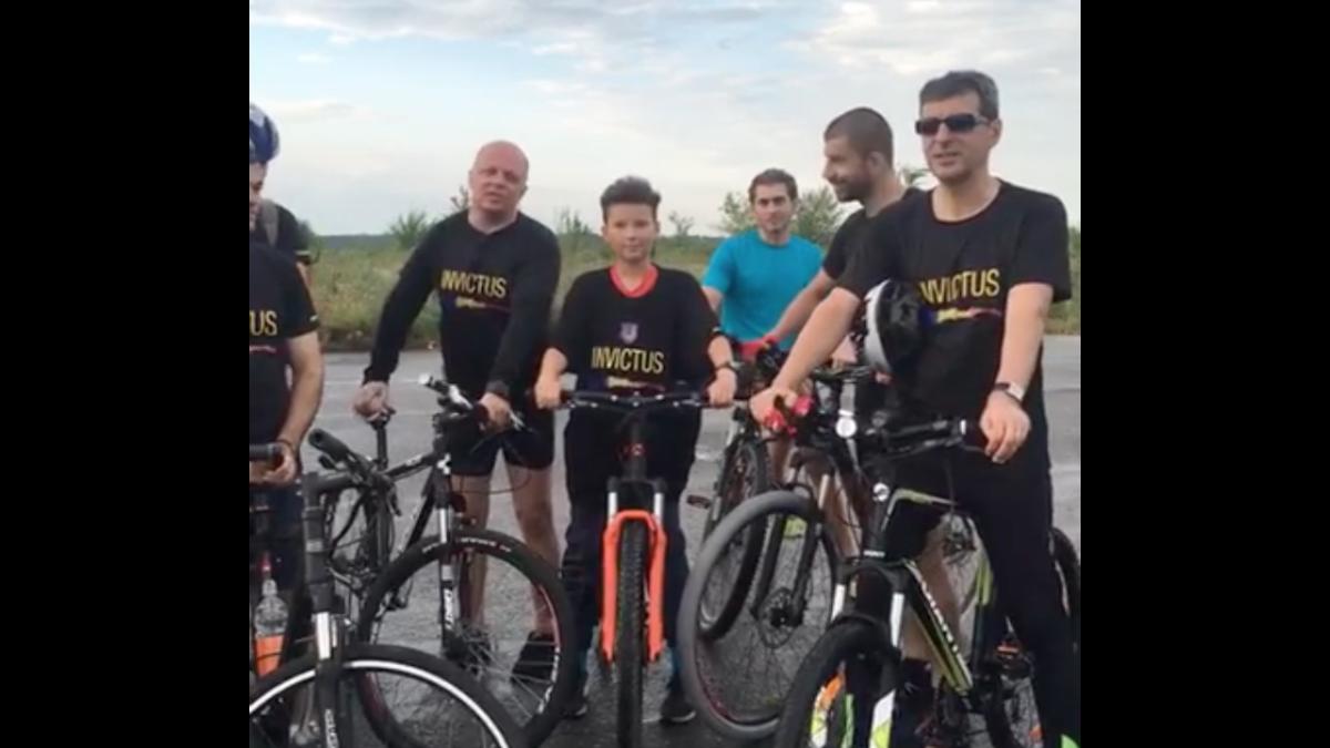 ministrul apararii pe bicicleta cu adi ursu i manu iu