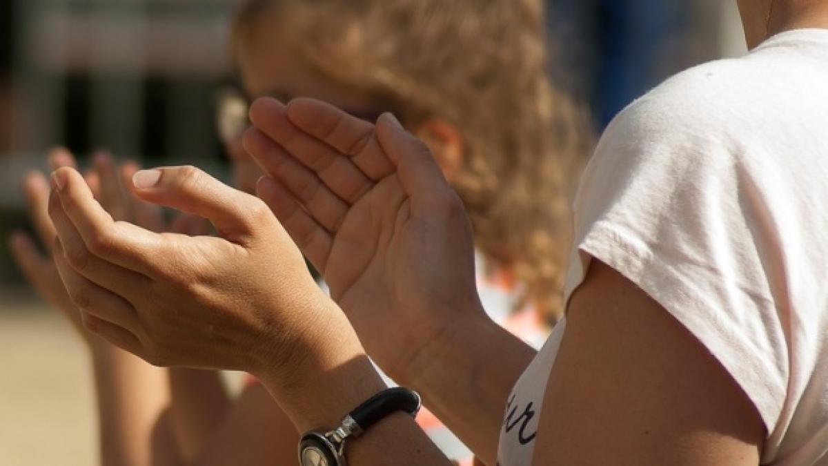 o_scoala_din_australia_a_interzis_aplauzele_395727_22706700