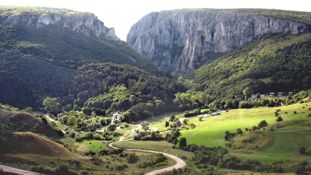 1920x1080_turda_gorges_transylvania_romania_most_beautiful_lscapes_47557900