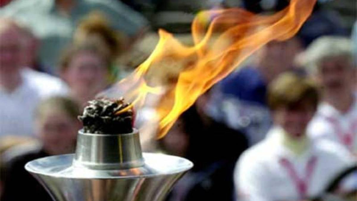 flacara olimpica stinsa de un grup de protestatari la rio video