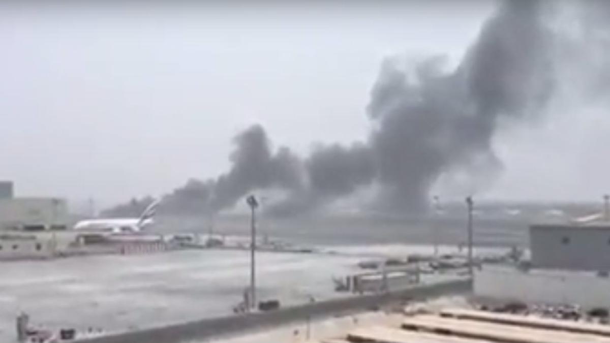 avion in flacari pe aeroportul din dubai