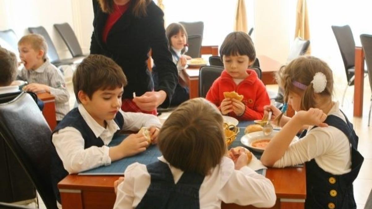 elevi_mancare_10558700