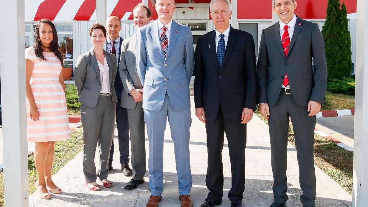 delegatia_ambasadei_sua__alaturi_de_reprezentantii____coca_cola_fabrica_ploiesti_27089100