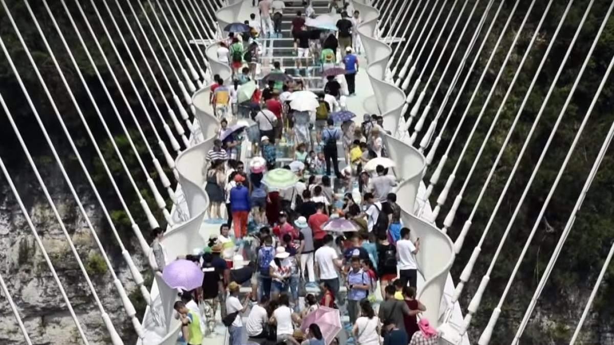 china_cel_mai_lung_pod_din_sticla_40565100