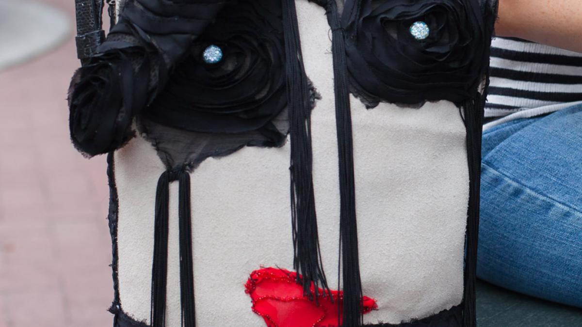 ibag2_red_lips_on_bench_71263100