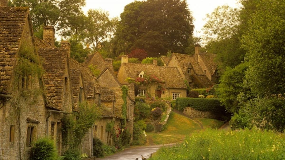 04_cotswolds_village_of_bibury_england_27375800