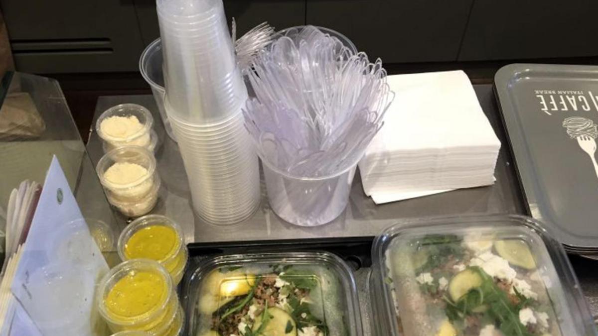 plastic_glasses_18317500