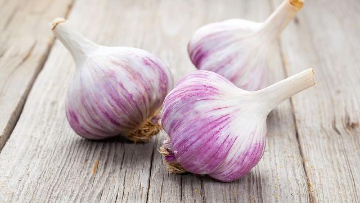 cum sa cureti usturoiul in doar 20 de secunde video