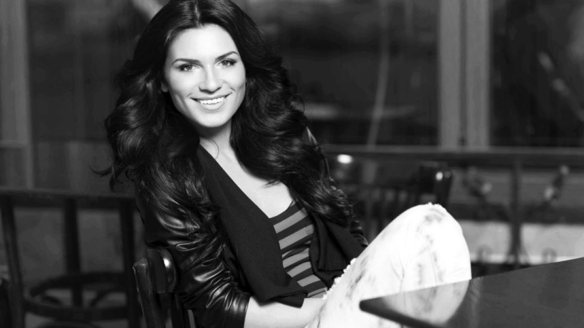 ellie_white_32751000