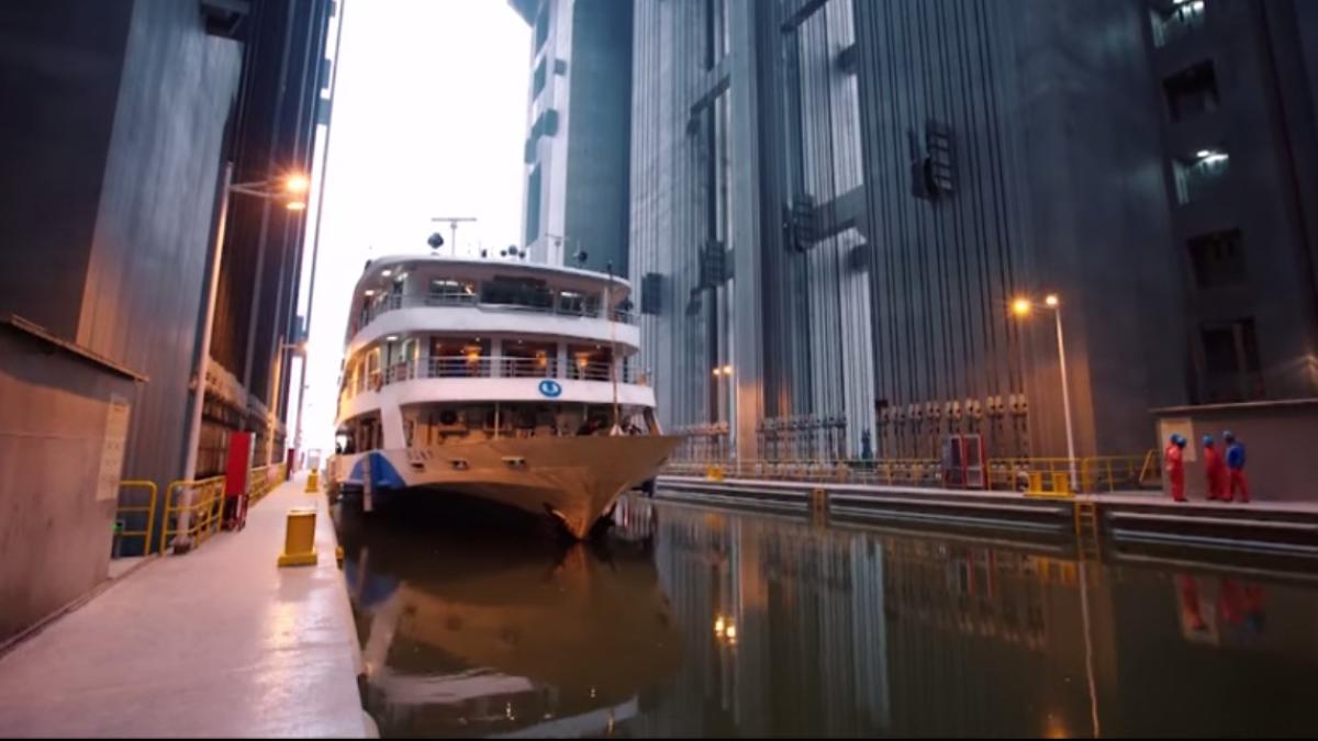 cel mai mare baraj din lume are i un lift de cartea recordurilor video