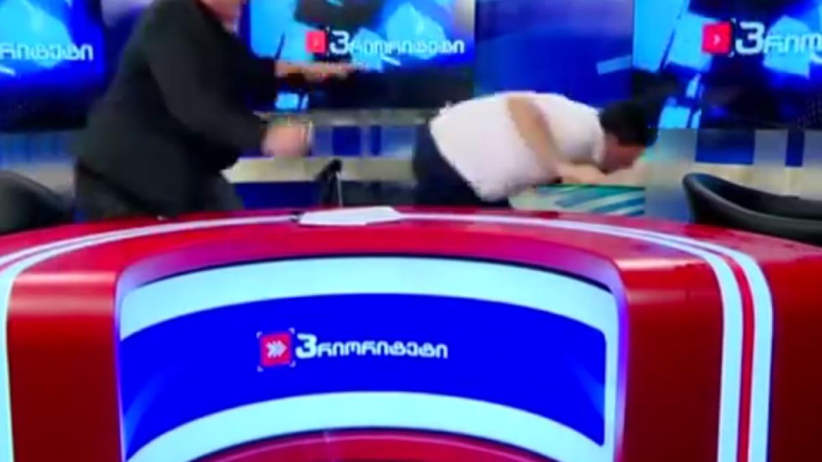 bataie intre politicieni intr o dezbatere la televiziune video