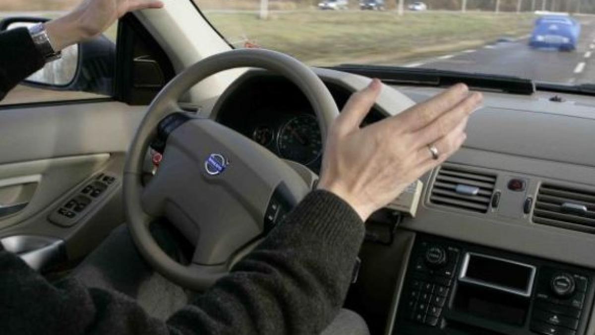 masina_fara_sofer_care_se_ghideaza_dupa_celelalte_vehicule_din_trafic_testata_in_spania_video_size9_46131900