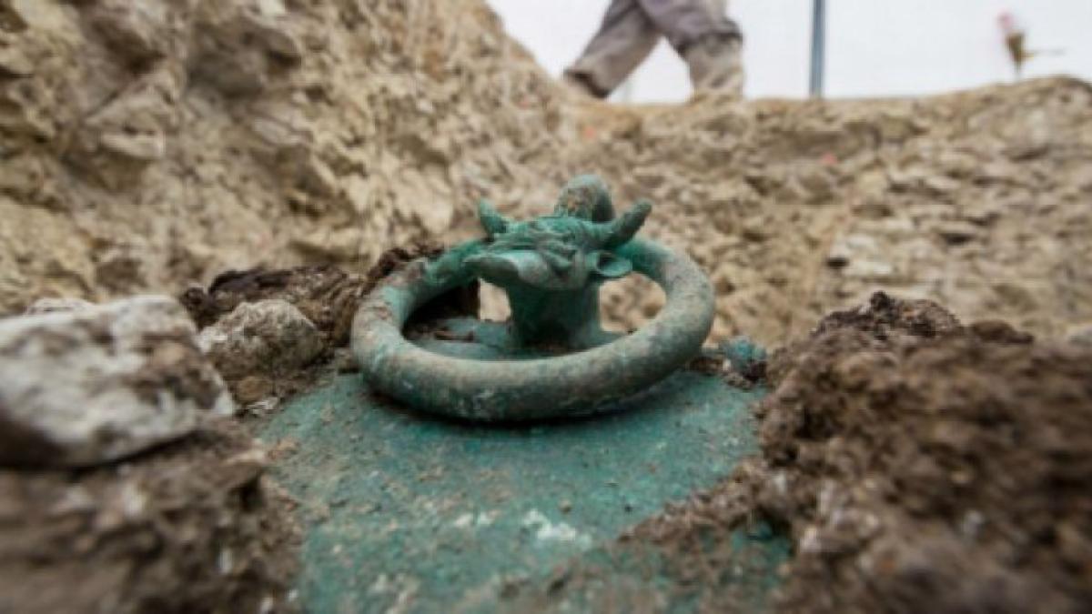 france_celtic_grave_m_95825600_35631000_98848600