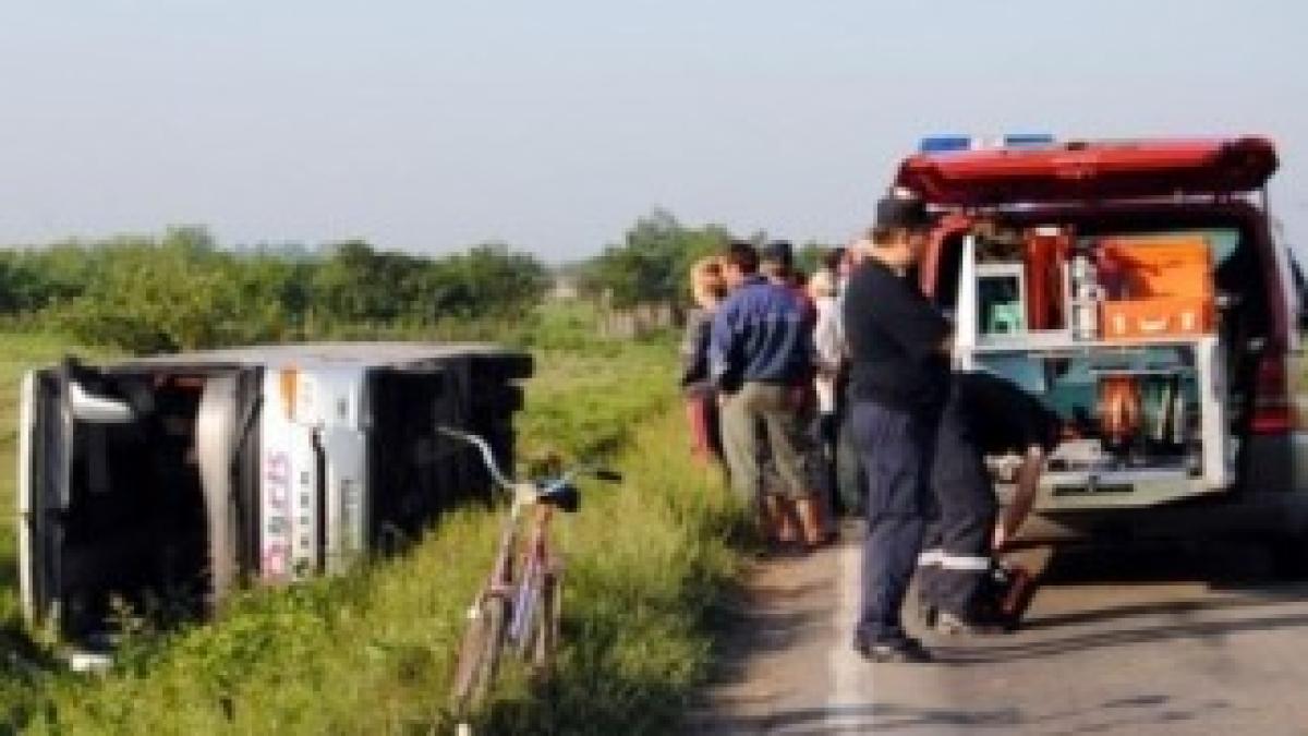accident-grav-in-vrancea-doi-oameni-au-murit-si-cinci-au-fost-grav-raniti-dupa-ce-un-autocar-s-a-rasturnat-pe-dn-2-226241