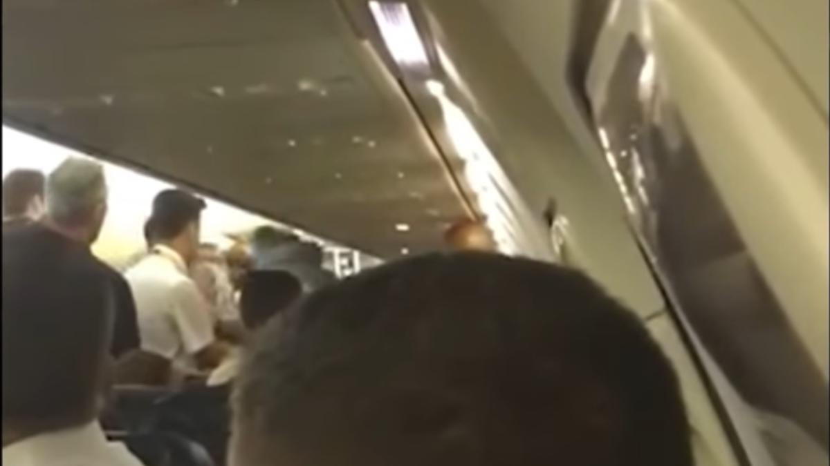 aterizare de urgen a dupa ce un ca iva romi s au luat la bataie video