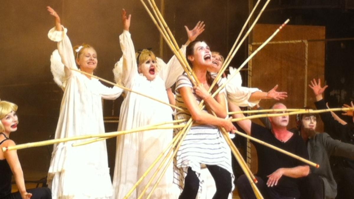 scena_din_omul_cel_bun_din_seciuan__foto_mihaela___marin_11589000