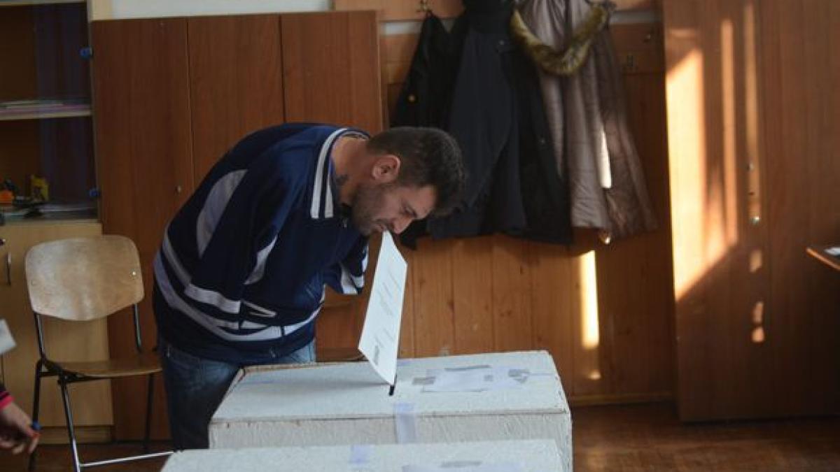 un_barbat_din_buzau_fara_maini_a_mers_la_vot_1024x678_14948500
