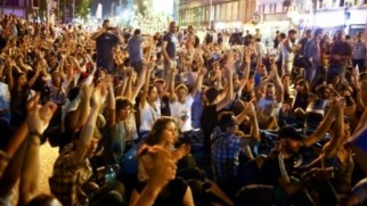 a-doua-zi-consecutiva-de-proteste-fata-de-proiectul-rosia-montana-manifestantii-au-blocat-bulevardul-regina-elisabeta-223855