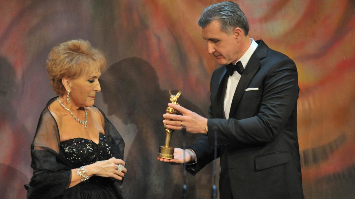 nelly_miricioiu_primind_trofeul_de___la_asr_princepele_radu_79385000