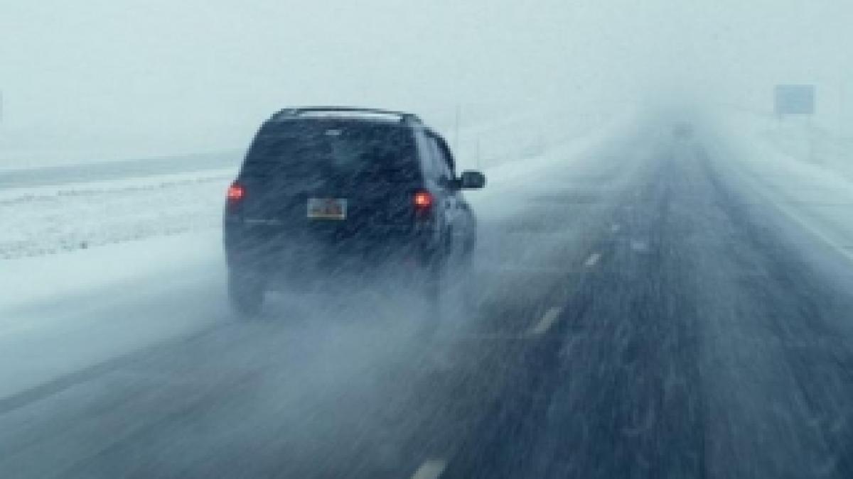 infotrafic_pe_autostrada_a2_vantul_bate_cu_putere_spulberand_zapada_de_pe_camp_pe_partea_carosabila_ce_drumuri_sunt_inchise_18499129_61266500_57207400