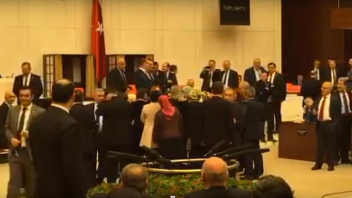 turcia protest inedit in parlament o deputata ostila lui erdogan s a prins cu catu e de tribuna