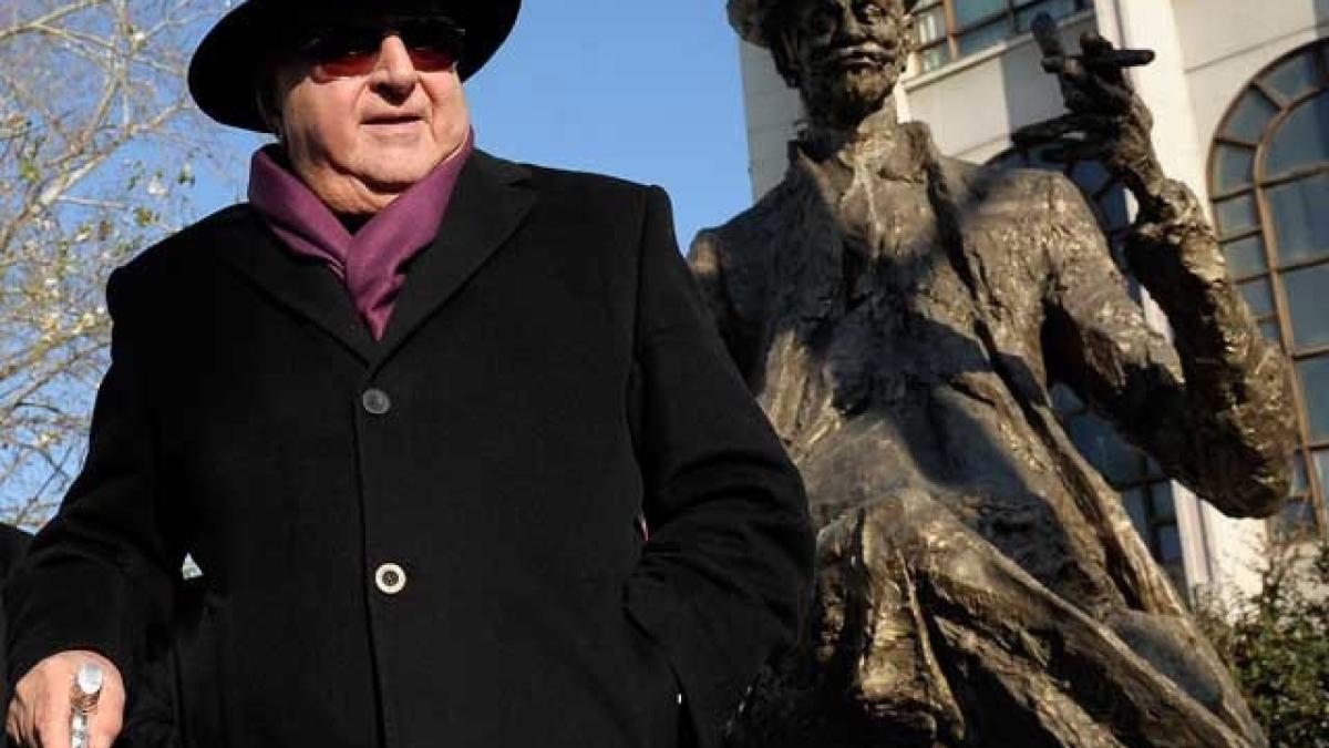 in_fata_monumentului_dedicat_lui___i_l__caragiale_de_la_teatrul_national_din_bucuresti_62994700