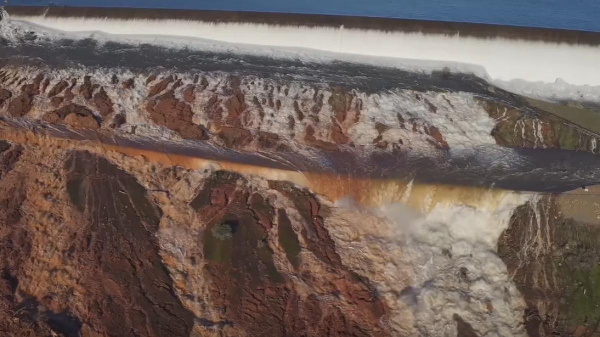 ordin de evacuare pentru 200 000 de persoane cel mai inalt baraj din sua slabit