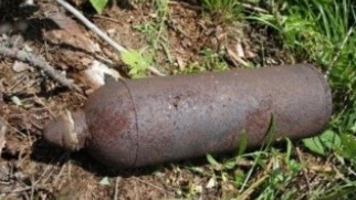 proiectil-de-artilerie-pastrat-in-curtea-casei-in-apropierea-aeroportului