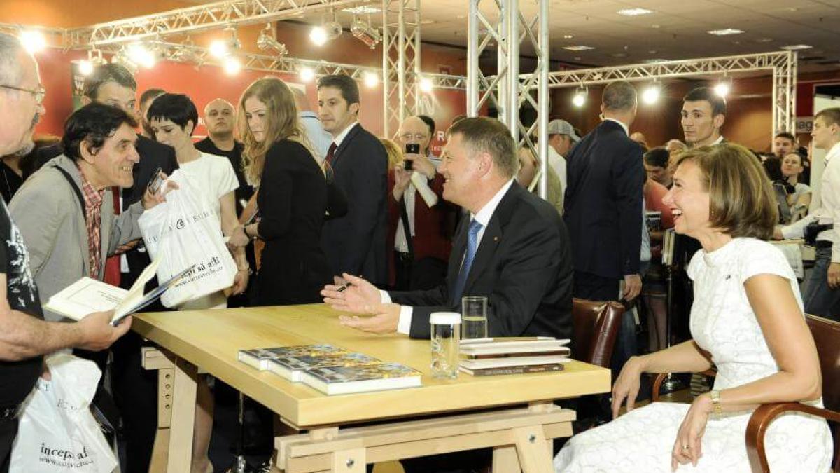klaus_iohannis_carte_carmen_iohannis_dcnews_30771500
