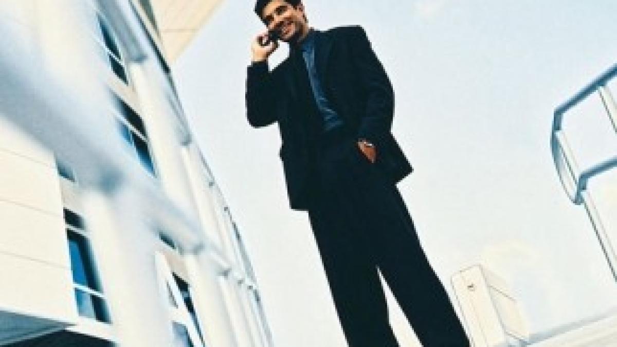 barbat-la-telefon-mobil