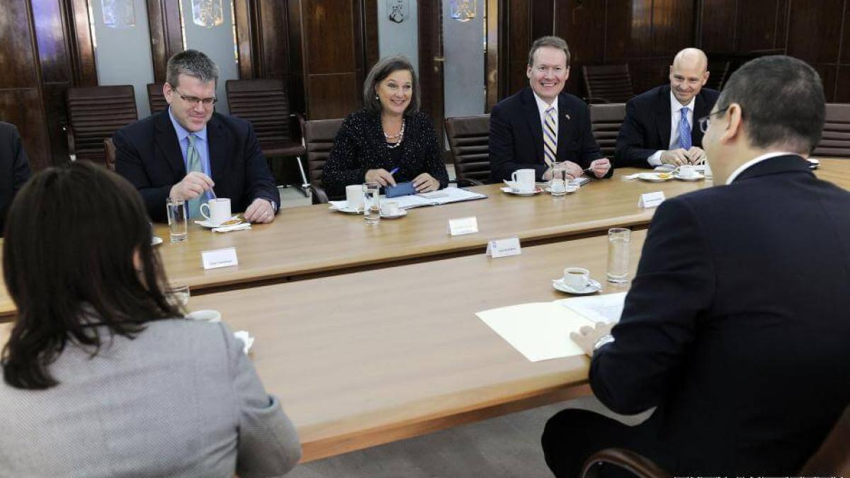 victoria_nuland_victor_ponta_dcnews_98407100