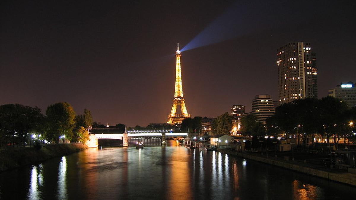 turnul_eiffel_noaptea_99068800