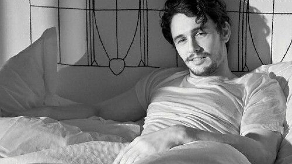 barbat_intins_pe_pat_35816600