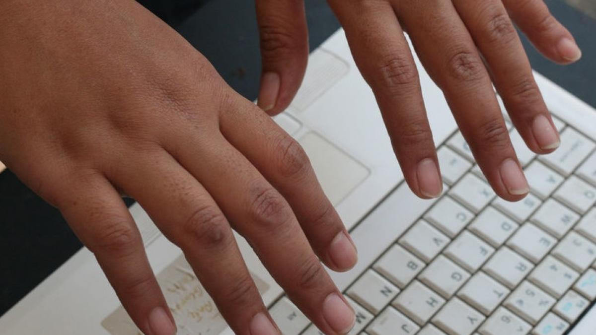 sa_aveti_intotdeauna_mainile_curate_cand_folositi_laptop_ul_21645400