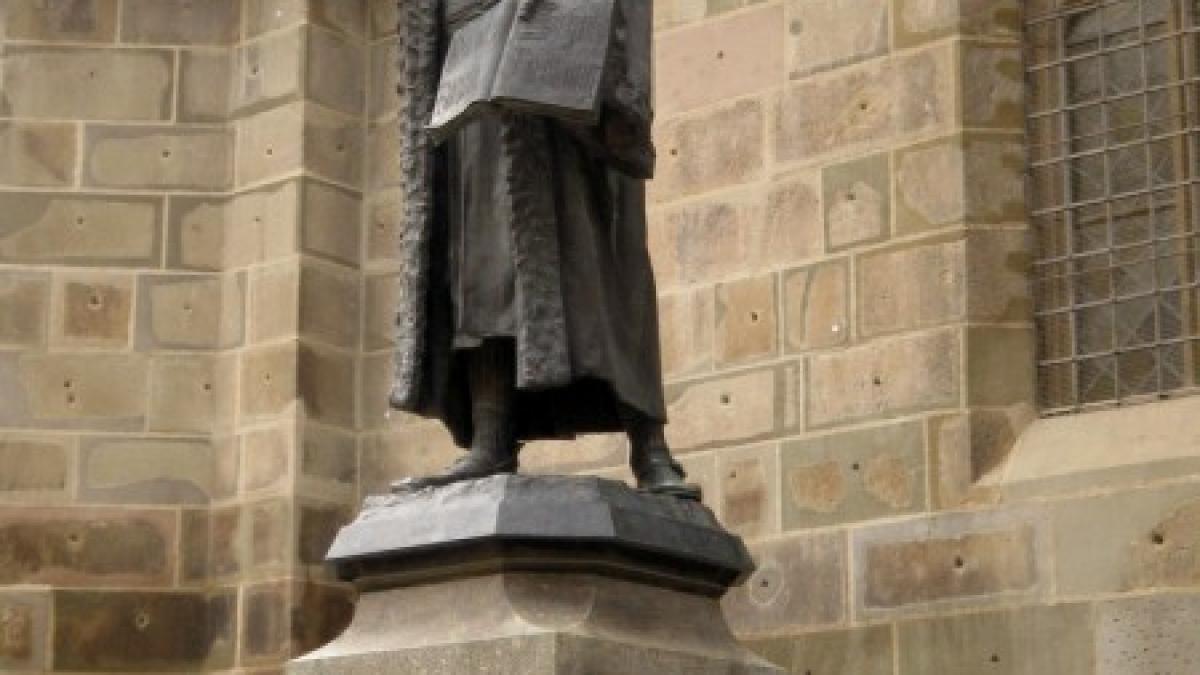 statuia_lui_johannes_honterus_din___brasov_52560300