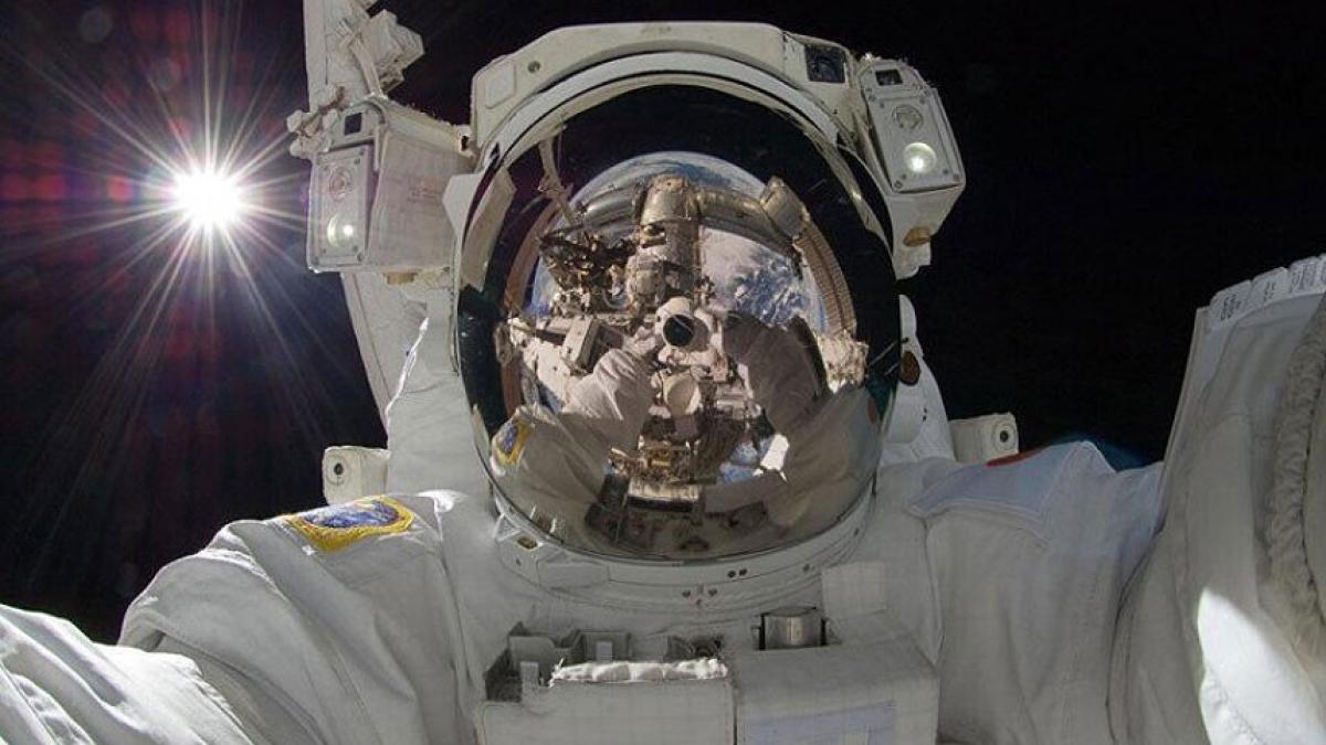 astronaut_selfie_87809800