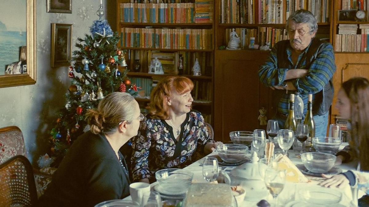 sierranevada_2016_002_group_talking_at_dining_table_original_03046100