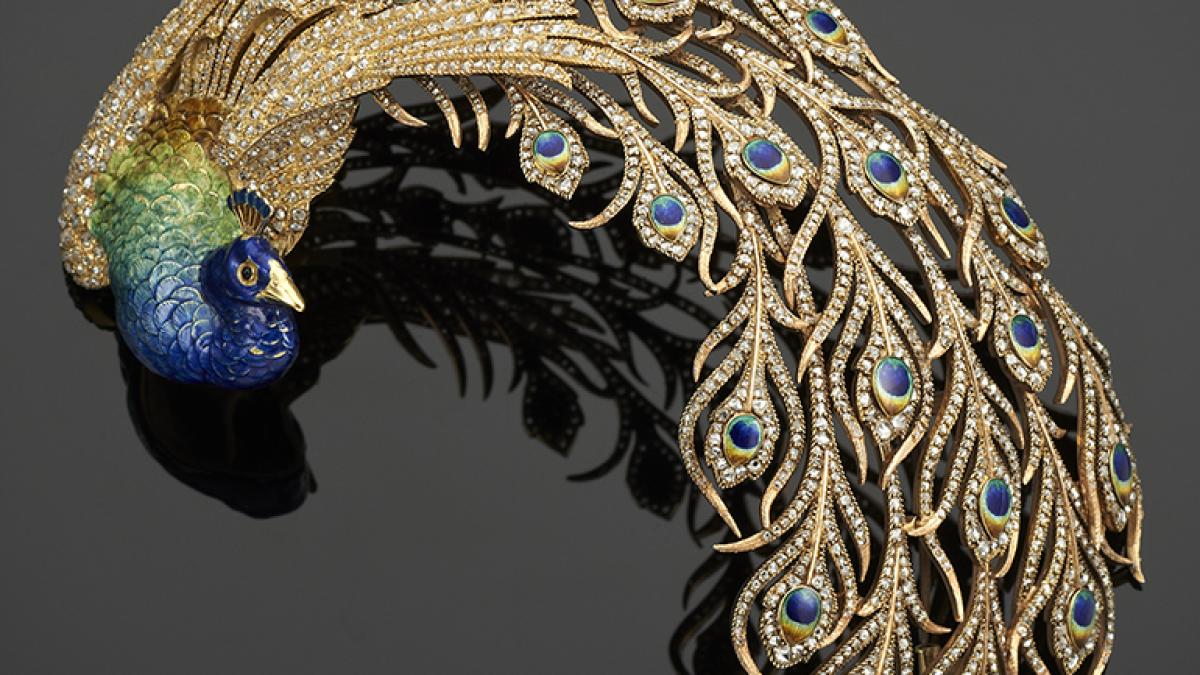 egreta_paun__mellerio__paris_1905____din_aur__platina__diamante_pe_un_fond_emailat_00912100