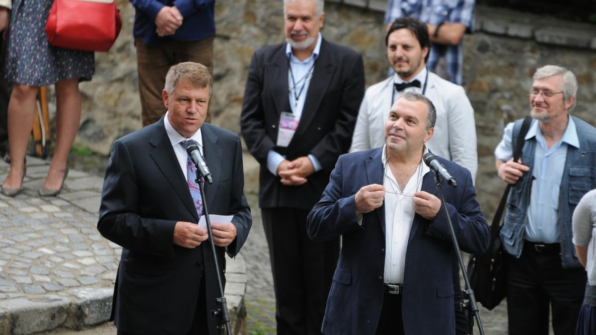 presedintele_romaniei__kalus___iohannis__si_constantin_chiriac__directoru_teatrului_radu_stanca_pe_aleea___celebritatilor_96685300